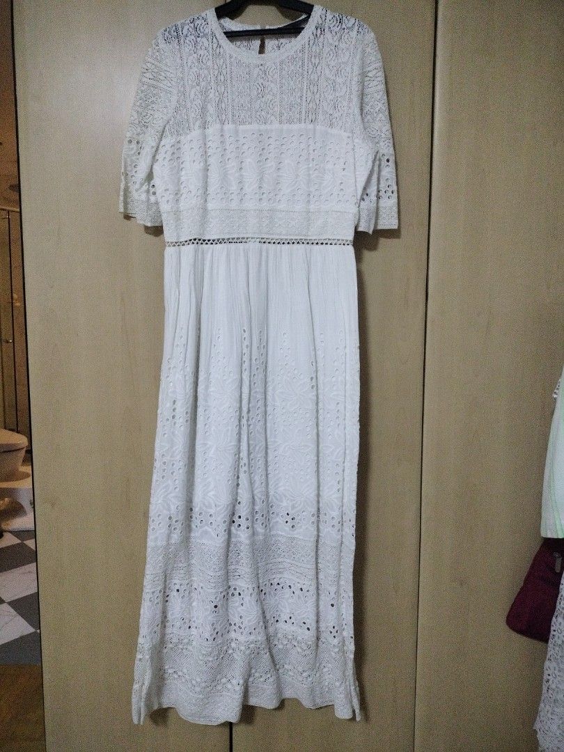 French Connection White Lace Maxi Dress (Category: Dresses) located in Taguig. Submitted by gominimal23 (Listing ID 1437334048, Image 1). Description: - French Connection white lace maxi dress - UK size 12 / US size 8 - Features: - Round neckline - Short sleeves - Fitted waist - Beautiful lace design - Ideal for special occasions and summer.