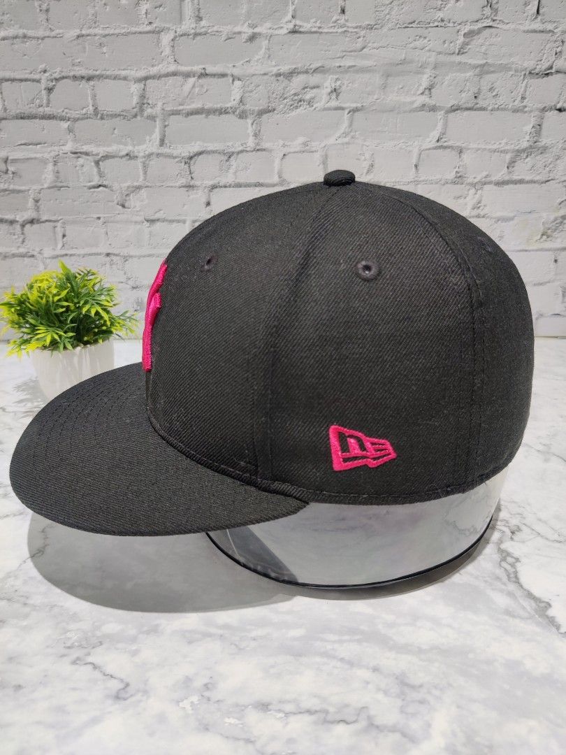 Fullcap (Category: Cap & Hats) located in Kuala Lumpur. Submitted by xareyapx (Listing ID 1437235798, Image 3). Description: •Item : NY New York Yankees •Tag : New Era 59Fifty •Size : Fitted Cap 7¼ 57.7cm •Color : Black •Material : Wool 100% •Condition : 8.5/10 •Made in : China •Post : By J&T ( DFOD ) #New era #Nike #Adidas #Uniqlo.