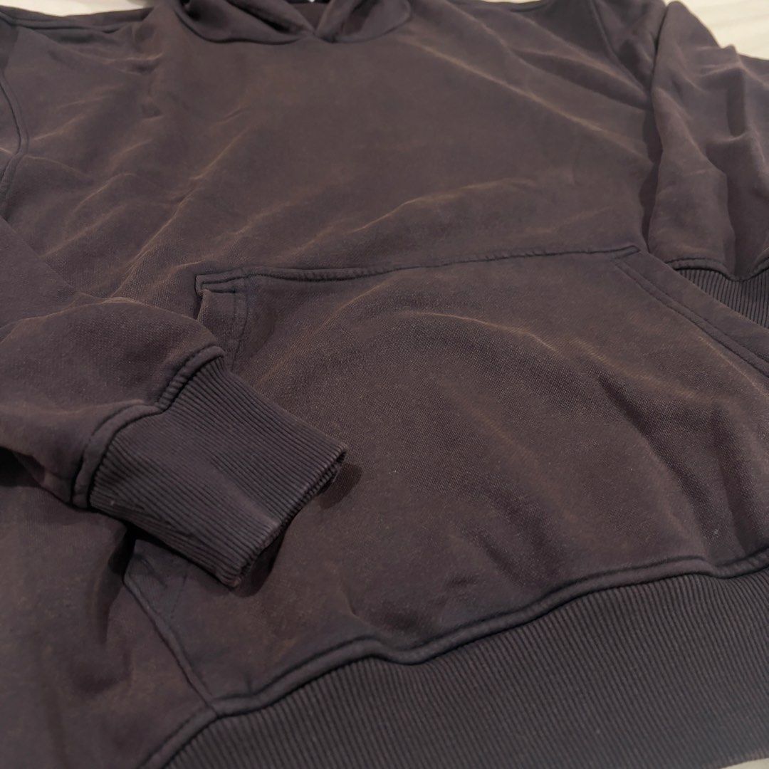 GU Brown Hoodie - Size L (Category: Hoodies) located in Paranaque City. Submitted by btslite (Listing ID 1437380377, Image 2). Description: - GU dark brown hoodie - Size: L (23x26) - No issues - Features: Hood, kangaroo pocket, ribbed cuffs and hem - Relaxed fit - Soft and comfortable material - Versatile design - Perfect for everyday wear ⚠️ Condition: Pre-loved / second-hand. Not brand new—may have minimal signs of use. 📍 Location: Parañaque C