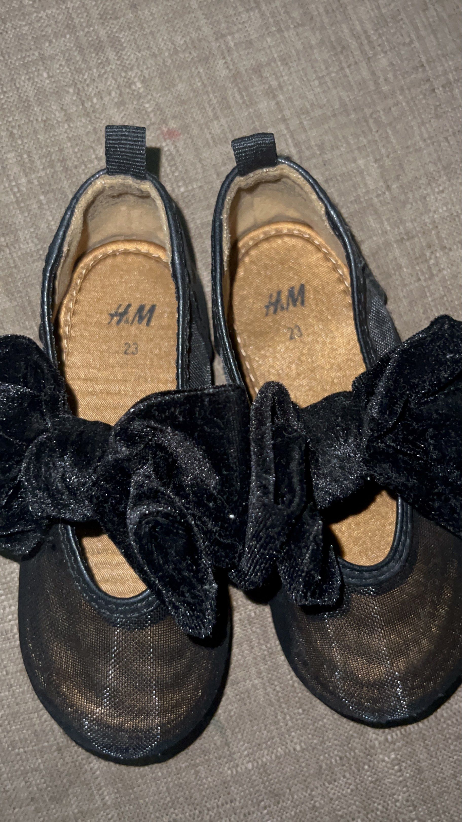 H&M Black Bow Shoes Size 23 (Category: Babies & Kids Fashion) located in Manila. Submitted by ccccccc08 (Listing ID 1437337408, Image 3). Description: - H&M black baby shoes - Size 23 - Features a cute bow - Some wear on soles - Perfect for special occasions or everyday wear - Comfortable and stylish.