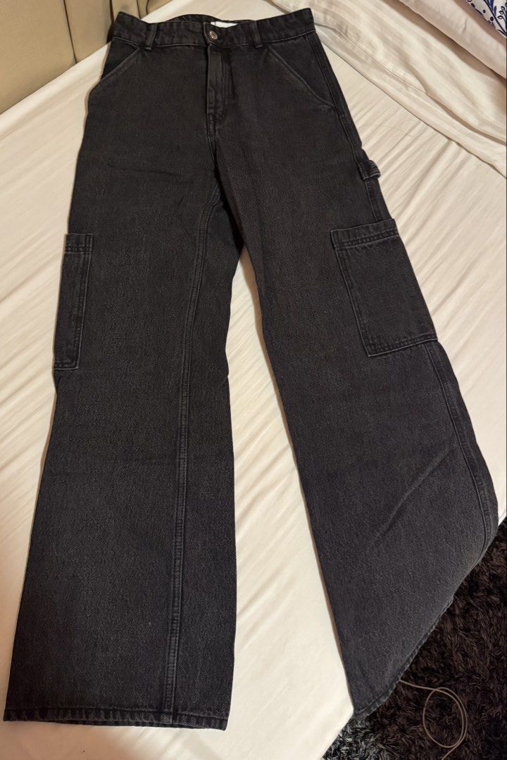 H&M Black Cargo Jeans (Category: Jeans) located in Iloilo. Submitted by ja2234 (Listing ID 1437307946, Image 1). Description: - Black cargo jeans - Wide leg design - Two side pockets - Button and zipper closure - Classic five-pocket design - Made of sturdy denim.