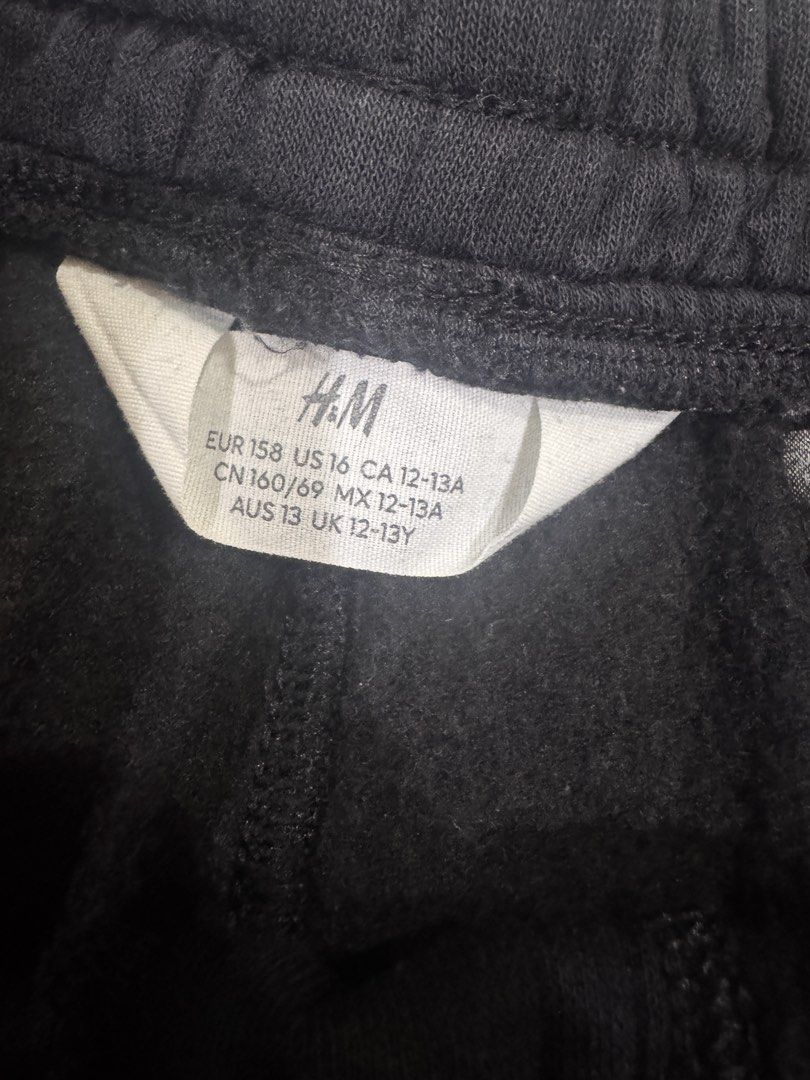 H&M Black Cargo Shorts 7-10yo (Category: Babies & Kids Fashion) located in Binan City. Submitted by mituz (Listing ID 1437312463, Image 2). Description: - H&M black cargo shorts - Features two cargo pockets - Drawstring waistband - Size: EUR 158, US 16, CA 12-13A, CN 160/69, MX 12-13A, AUS 13, UK 12-13Y - Made of soft fabric.