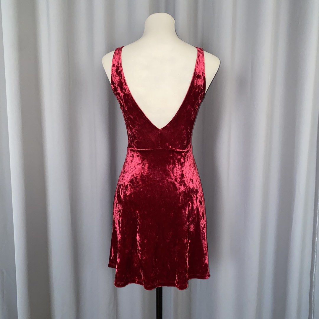 h&m velvet dress (Category: Dresses) located in Muntinlupa City. Submitted by declutterwithkk (Listing ID 1437382501, Image 2). Description: - h&m red velvet dress - fit-and-flare silhouette - scoop neckline, low back.