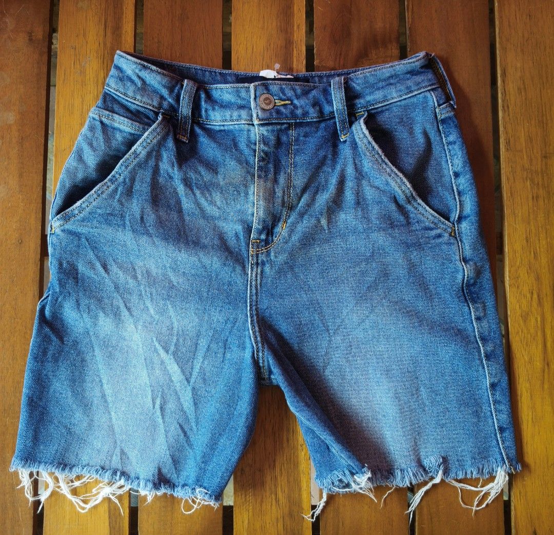 Hollister California Short (Category: Shorts) located in Tagbilaran City. Submitted by hvthrift (Listing ID 1437228471, Image 1). Description: Waist 27" Length 17" Excellent Condition 👍.