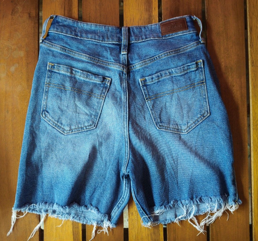 Hollister California Short (Category: Shorts) located in Tagbilaran City. Submitted by hvthrift (Listing ID 1437228471, Image 2). Description: Waist 27" Length 17" Excellent Condition 👍.