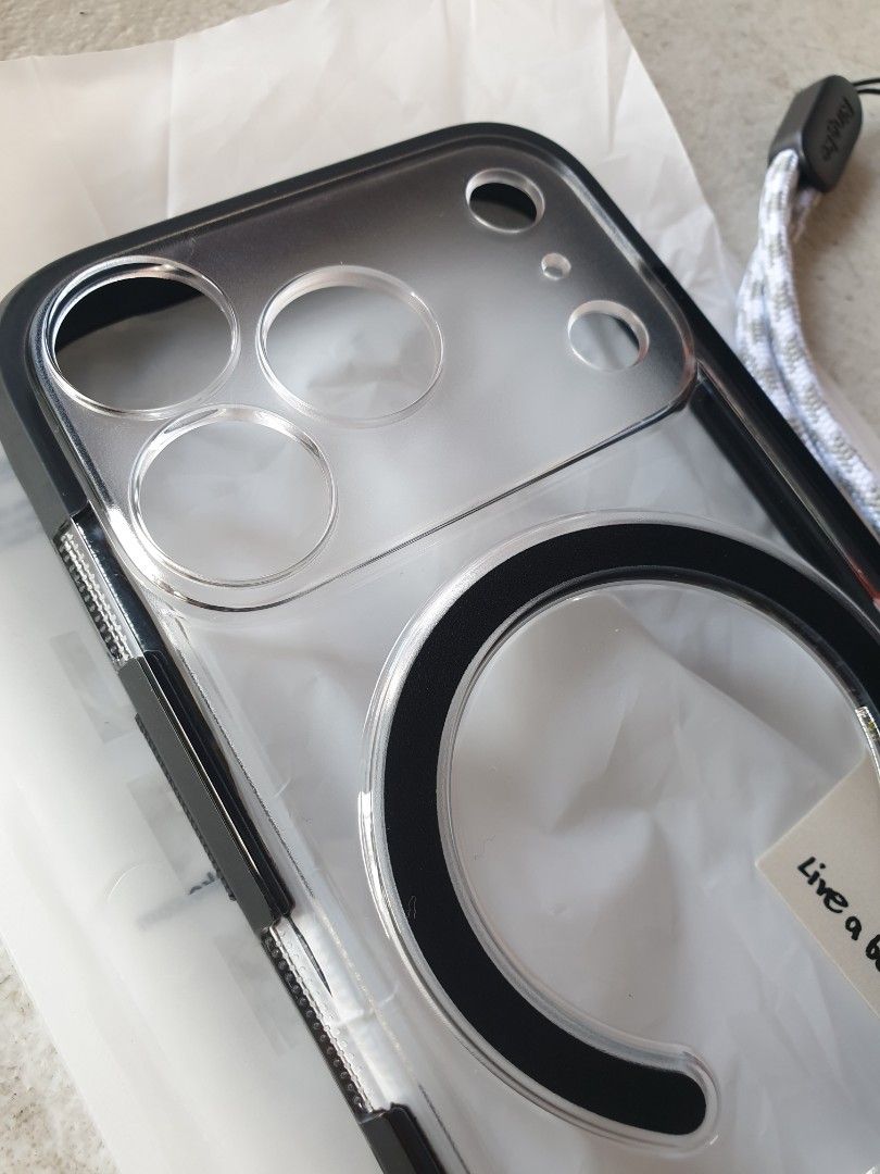 iPhone 17 Pro Ringke Case UX Magnetic Clear Negotiable (Category: Cases & Sleeves) located in Cainta. Submitted by nighelking (Listing ID 1437293334, Image 3). Description: Sobrang ganda pa po and no scratches Original Ringke Case, Made in Korea Online Price 954 I'll sell at 600 nalang po.