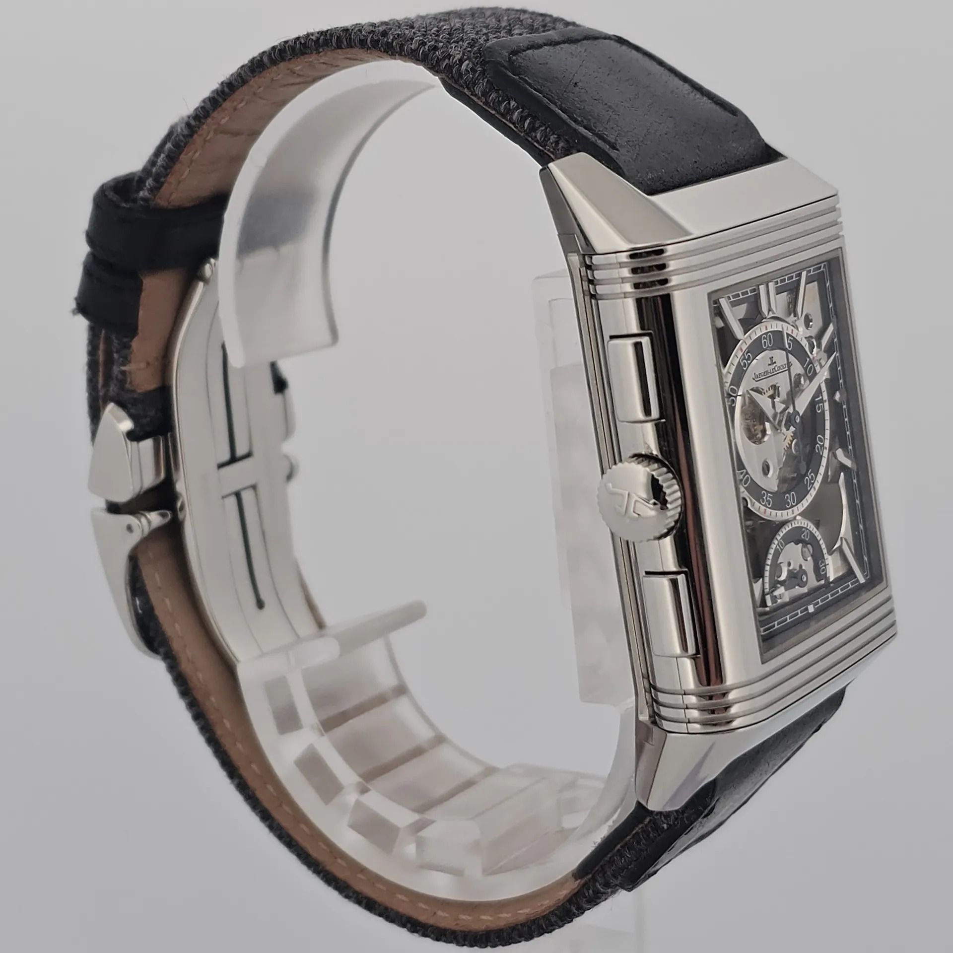 Jaeger-LeCoultre Reverso Tribute Q389848J (Category: Watches) located in Singapore. Submitted by mingwatchchannel (Listing ID 1437262843, Image 3). Description: M260345UJLC25 Watch Condition Good Warranty Card Year 2025 Diameter 49.4 X 29.9mm Movement Manual winding Case Material Steel Dial Color Blue Accessories With original packaging box and certificate documents No Exchange Thank You Want to see more watches we have please follow us on: Websi