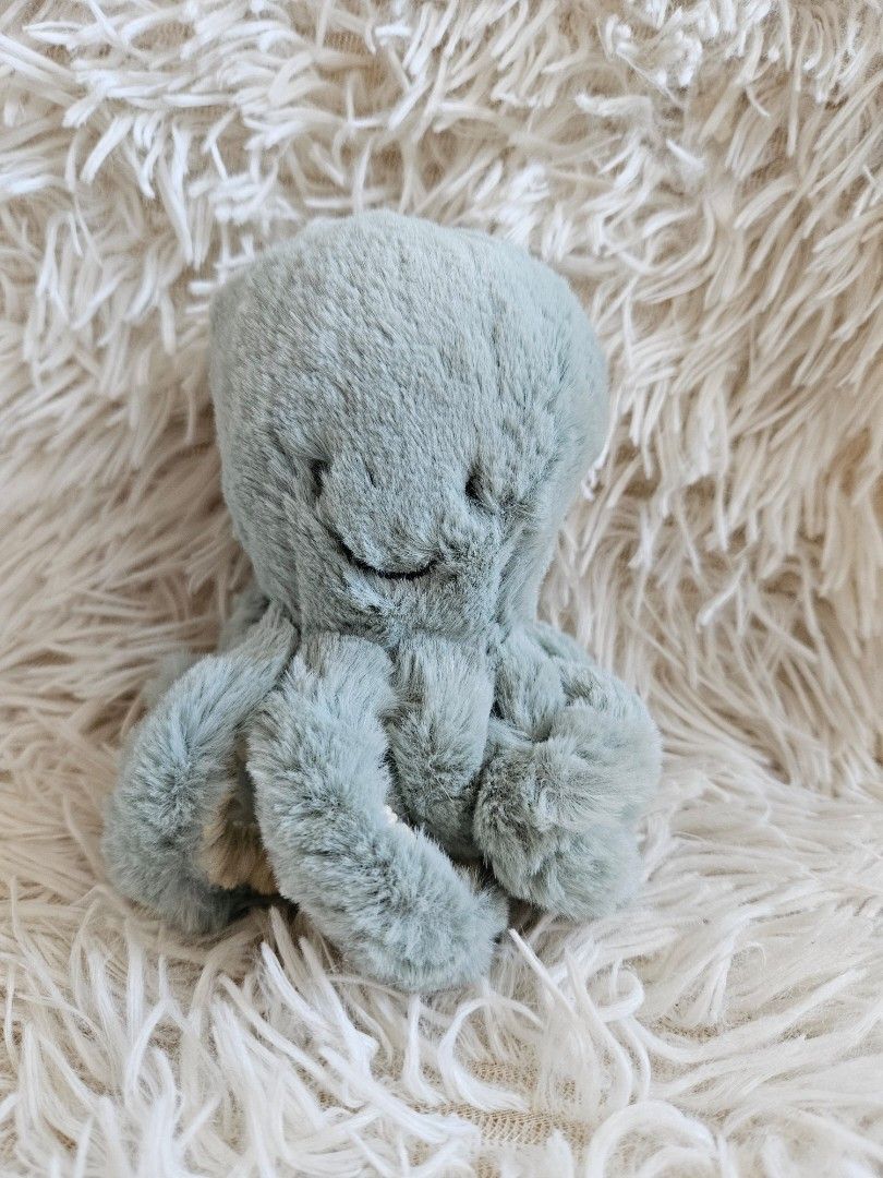 Jellycat small odyssey octopus (Category: Plushies & Soft Toys) located in Taguig. Submitted by wonderworksbyjanele (Listing ID 1437257916, Image 1). Description: Cut tag.