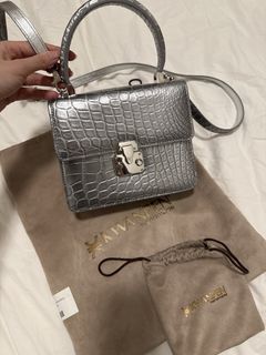 (Category: ) located in . Submitted by mytheluxefashion (Listing ID 1437323797, Image 1). Description: .