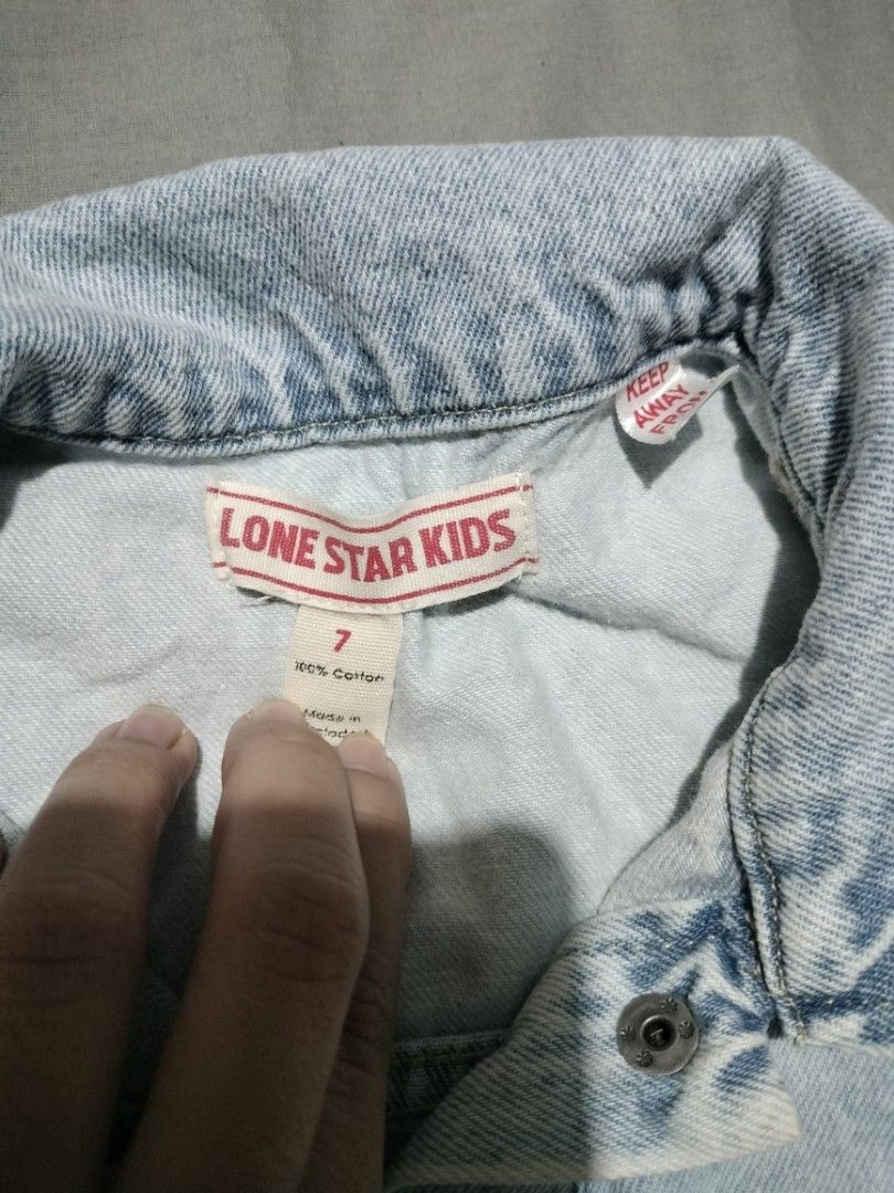 Lone Star Kids Denim Romper Size 7 (Category: Babies & Kids Fashion) located in Pateros City. Submitted by GandakaHandpick2.0 (Listing ID 1437360789, Image 2). Description: - Lone Star Kids denim romper - Size 7 - Collared neckline - Button-down front - Short sleeves - Two front pockets - Waist detail - 100% cotton - Perfect for a casual look.