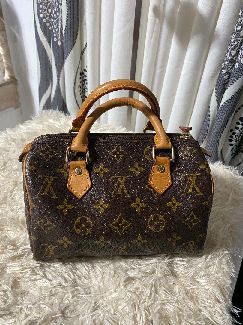 Lv speedy 20 (Category: Luxury Bags & Wallets) located in Tagum. Submitted by luxbagelyas (Listing ID 1437332904, Image 2). Description: no code no flaws matibay with sign of use malinis namn.
