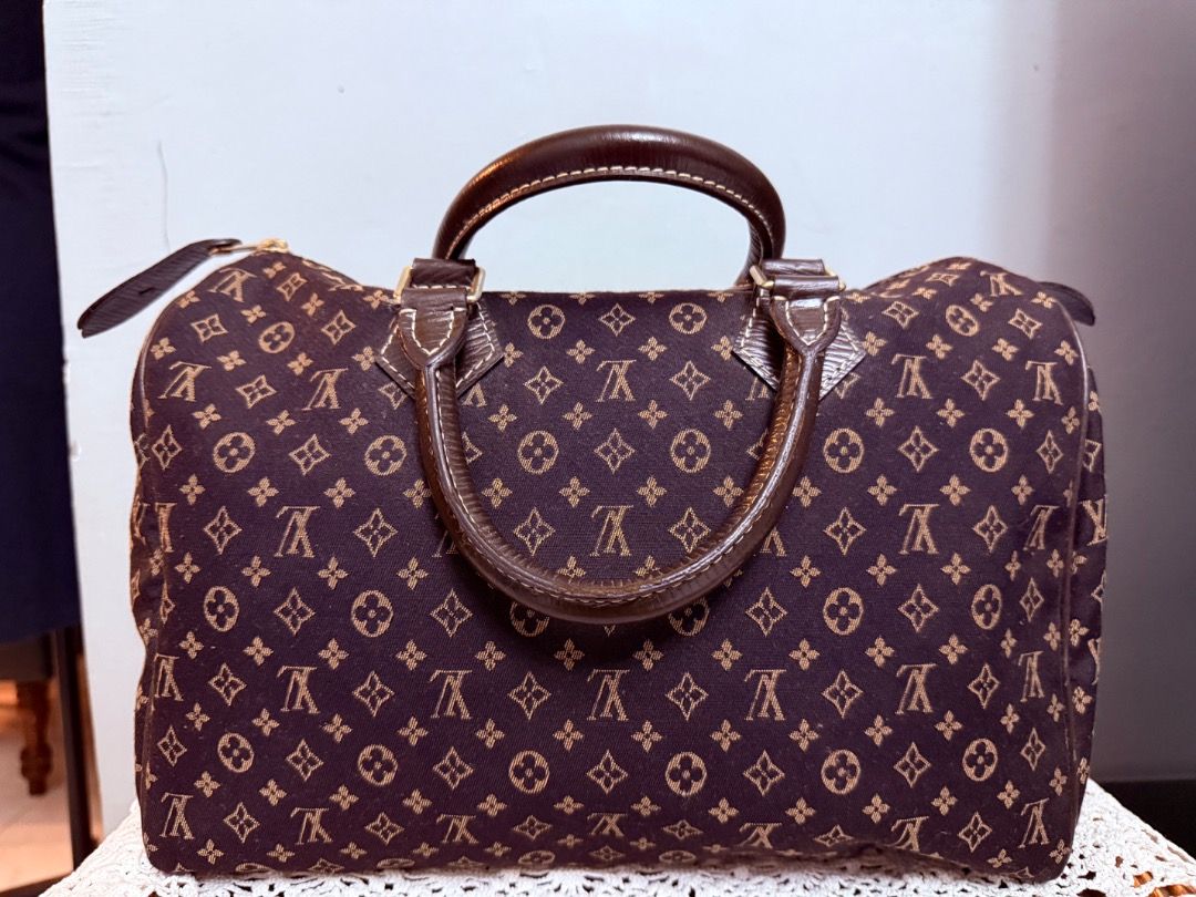 LV Ebene Mono Mini Lin Speedy 30 Bag (Category: Luxury Bags & Wallets) located in Cotabato. Submitted by goldenhiveph0826 (Listing ID 1437320349, Image 2). Description: ❤️LV Speedy 30 Monogram Idylle Lin Ebene❤️ CONDITION: ✅ 9/10 Slightly used ✅ Idylle Lin canvas - rare normal monogram ✅ Dark brown epi - hindi basta nag-didilaw ✅ Gold hardware + lock included ✅Authenticy not guaranteed ❌👉NO CODE❌ ❌ ISSUE: Lost key but lock still serves as design