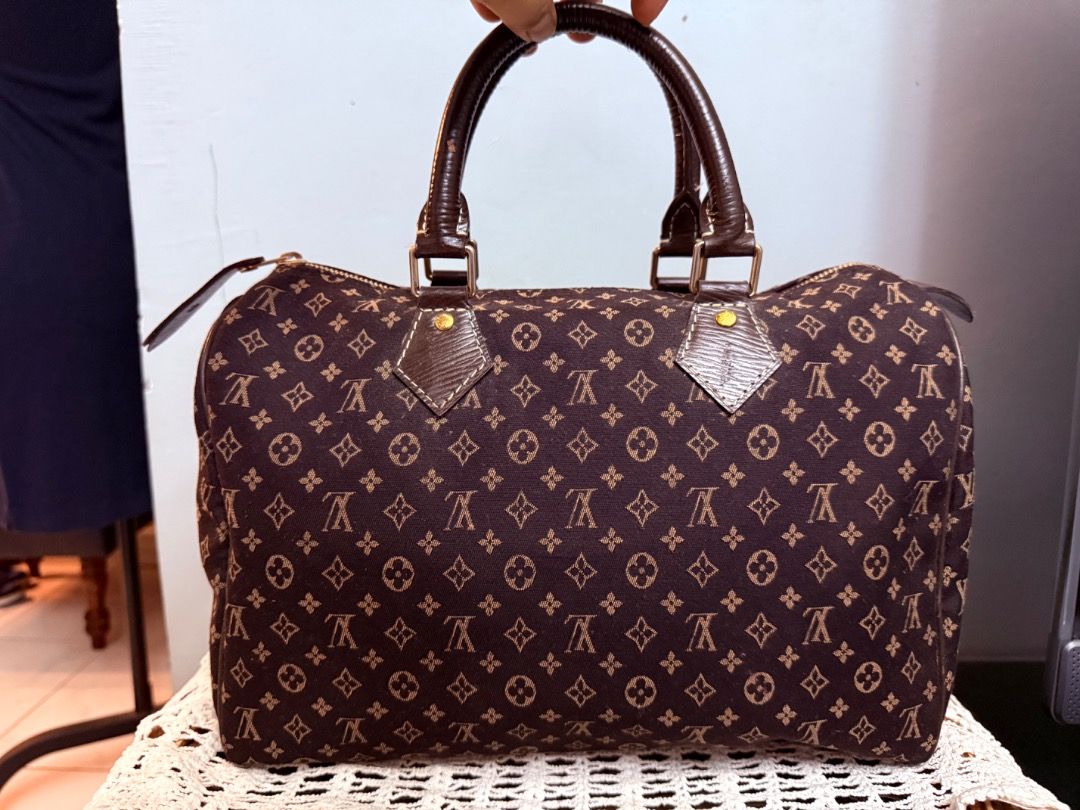 LV Ebene Mono Mini Lin Speedy 30 Bag (Category: Luxury Bags & Wallets) located in Cotabato. Submitted by goldenhiveph0826 (Listing ID 1437320349, Image 1). Description: ❤️LV Speedy 30 Monogram Idylle Lin Ebene❤️ CONDITION: ✅ 9/10 Slightly used ✅ Idylle Lin canvas - rare normal monogram ✅ Dark brown epi - hindi basta nag-didilaw ✅ Gold hardware + lock included ✅Authenticy not guaranteed ❌👉NO CODE❌ ❌ ISSUE: Lost key but lock still serves as design