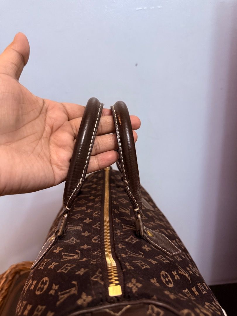 LV Ebene Mono Mini Lin Speedy 30 Bag (Category: Luxury Bags & Wallets) located in Cotabato. Submitted by goldenhiveph0826 (Listing ID 1437320349, Image 3). Description: ❤️LV Speedy 30 Monogram Idylle Lin Ebene❤️ CONDITION: ✅ 9/10 Slightly used ✅ Idylle Lin canvas - rare normal monogram ✅ Dark brown epi - hindi basta nag-didilaw ✅ Gold hardware + lock included ✅Authenticy not guaranteed ❌👉NO CODE❌ ❌ ISSUE: Lost key but lock still serves as design
