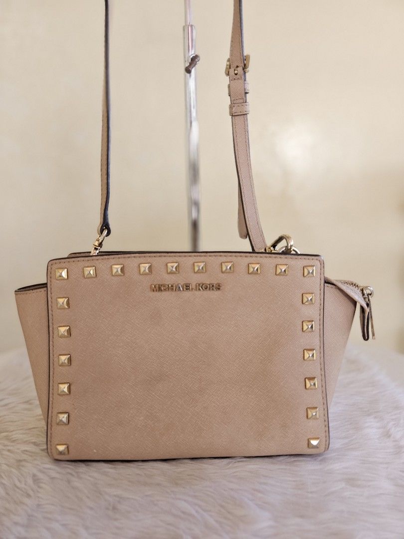 Michael Kors Selma sling bag (Category: Luxury Bags & Wallets) located in Batangas. Submitted by iris_26 (Listing ID 1437340112, Image 2). Description: .