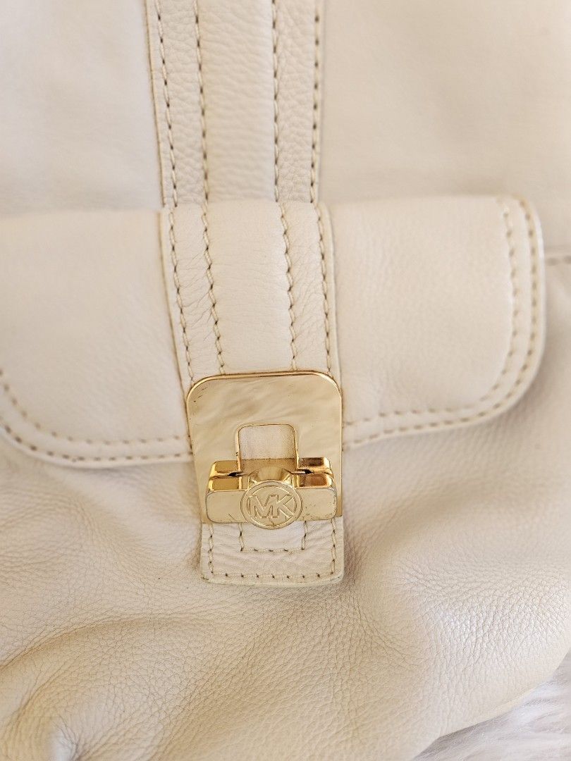 Michael Kors tote bag (Category: Luxury Bags & Wallets) located in Batangas. Submitted by iris_26 (Listing ID 1437340391, Image 2). Description: .