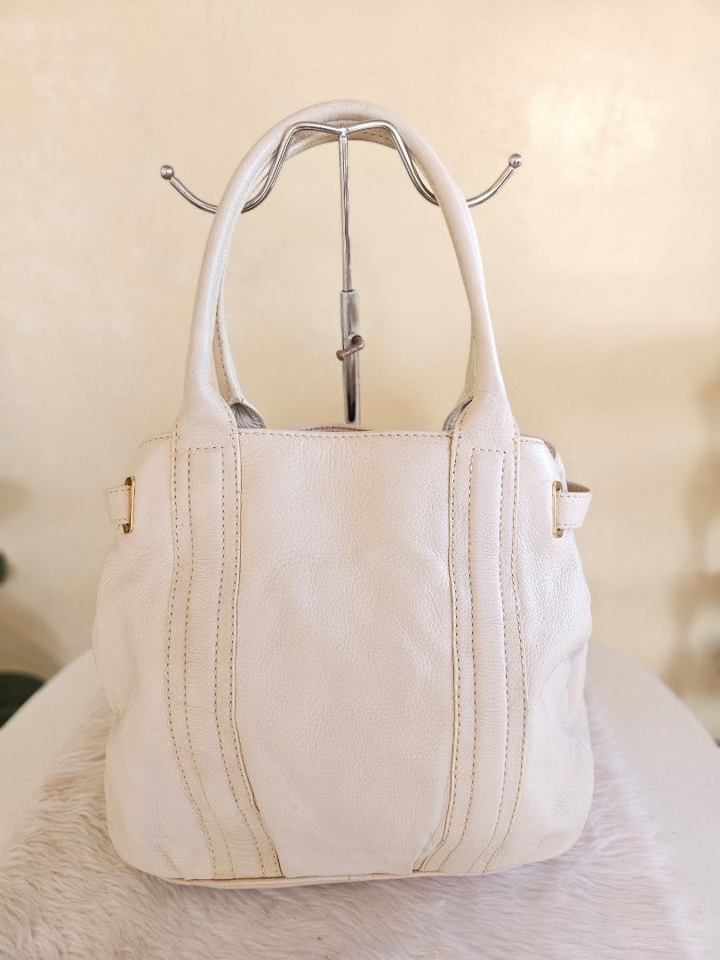Michael Kors tote bag (Category: Luxury Bags & Wallets) located in Batangas. Submitted by iris_26 (Listing ID 1437340391, Image 3). Description: .
