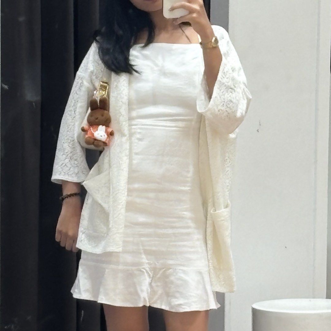 MONKI White Long Cardigan with Floral Pattern (Category: Others Tops) located in Manila. Submitted by 119.s (Listing ID 1437157132, Image 1). Description: RFS: don’t reach for it as much 🏷️ LP 📸 Can send more photos (DM for WW) 🙇🏻‍♀️ Please expect flaws/manage your expectations as this item is pre-loved. Expect minor color differences due to screen display. 💵 MOP: GCash (NO COD) tag: monki long cardigan floral embroidered flower pattern knit