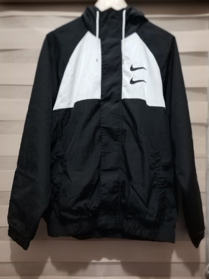 Nike NSW Swoosh Windbreaker (Category: Coats, Jackets and Outerwear) located in Carmona. Submitted by hapikokoy (Listing ID 1437295910, Image 1). Description: -Solid Item! -Excellent Condition! -Color may vary due to lighting! -Issue : crack print po sa backhit pero di nmn po iindahin dahil sobrang mabisa pa din po ng item na to!😉 -Size : W24 x L28 *Huwag po mahihiyang tumawad😉❤️ *Feel free to ask for a fit-demo pic / vid😉❤️.