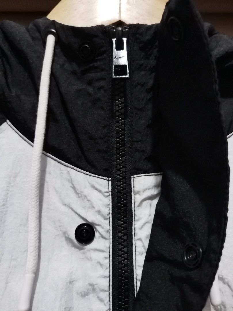 Nike NSW Swoosh Windbreaker (Category: Coats, Jackets and Outerwear) located in Carmona. Submitted by hapikokoy (Listing ID 1437295910, Image 3). Description: -Solid Item! -Excellent Condition! -Color may vary due to lighting! -Issue : crack print po sa backhit pero di nmn po iindahin dahil sobrang mabisa pa din po ng item na to!😉 -Size : W24 x L28 *Huwag po mahihiyang tumawad😉❤️ *Feel free to ask for a fit-demo pic / vid😉❤️.