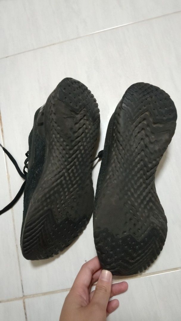Nike Revolution 5 Black Running Shoes (Category: Sneakers) located in Makati City. Submitted by claire.1221 (Listing ID 1437234293, Image 2). Description: 📍Muntinlupa city or Makati city lalamove (same day deliver) or j&t (cheaper shipping fee, 3-4 days) -shouldered by buyer -no flaws -size 7.5 - Black Nike Revolution 5 - Black mesh upper - Black swoosh logo - Black soles with textured pattern - Size tag visible.
