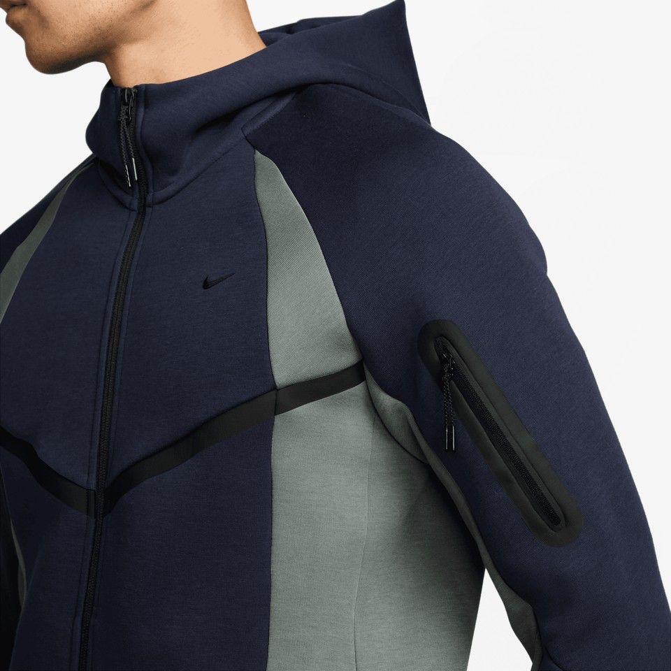 NIKE TECH MEN'S FULL-ZIP FLEECE WINDRUNNER JACKET (Category: Coats, Jackets and Outerwear) located in Calamba. Submitted by copanddrip (Listing ID 1437247038, Image 3). Description: Iconic Nike Windrunner style gets an injection of premium comfort with our smooth-on-both-sides fleece. It's paired with a relaxed fit and technical details, like a signature tape-reinforced Tech pocket on the sleeve and binding at the hem and cuffs. Medium Size Price