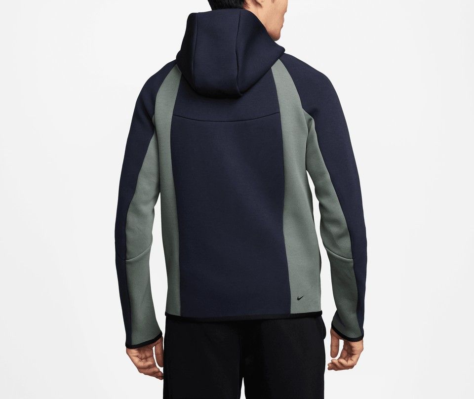 NIKE TECH MEN'S FULL-ZIP FLEECE WINDRUNNER JACKET (Category: Coats, Jackets and Outerwear) located in Calamba. Submitted by copanddrip (Listing ID 1437247038, Image 2). Description: Iconic Nike Windrunner style gets an injection of premium comfort with our smooth-on-both-sides fleece. It's paired with a relaxed fit and technical details, like a signature tape-reinforced Tech pocket on the sleeve and binding at the hem and cuffs. Medium Size Price