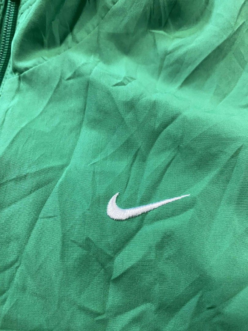 Nike Windbreaker Embroidery Logo ❗ (Category: Coats, Jackets and Outerwear) located in Trinidad. Submitted by thrifter1997 (Listing ID 1437339126, Image 2). Description: Dimes:20x23✅ Colorate:10/10✅ Condition:10/10✅ Issue: None.
