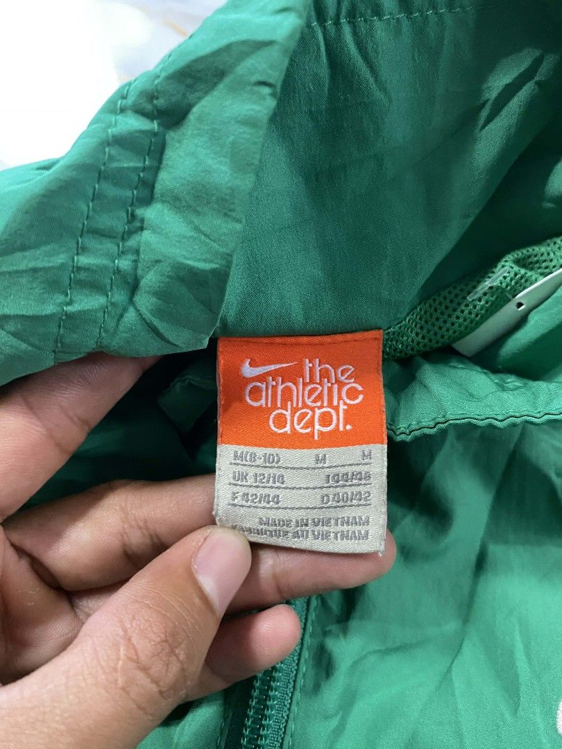 Nike Windbreaker Embroidery Logo ❗ (Category: Coats, Jackets and Outerwear) located in Trinidad. Submitted by thrifter1997 (Listing ID 1437339126, Image 3). Description: Dimes:20x23✅ Colorate:10/10✅ Condition:10/10✅ Issue: None.