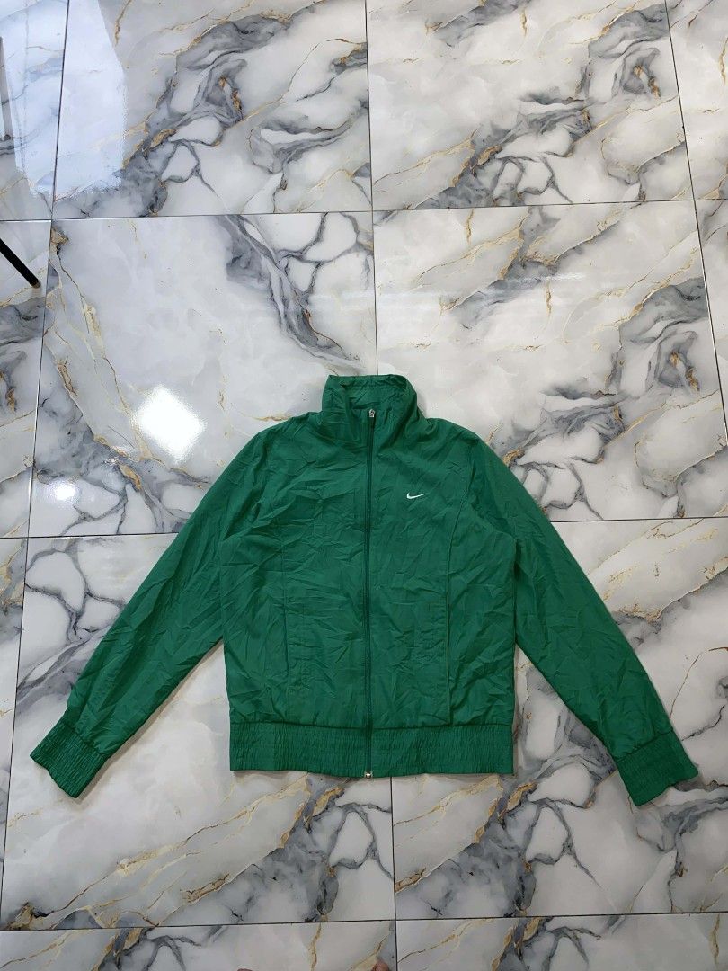 Nike Windbreaker Embroidery Logo ❗ (Category: Coats, Jackets and Outerwear) located in Trinidad. Submitted by thrifter1997 (Listing ID 1437339126, Image 1). Description: Dimes:20x23✅ Colorate:10/10✅ Condition:10/10✅ Issue: None.