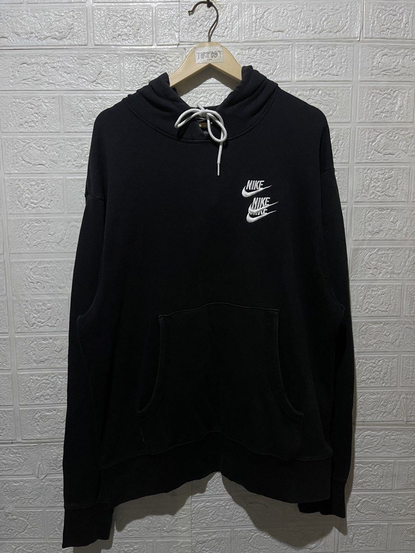 Nike World Tour Hoodie (Category: Hoodies) located in Quezon City. Submitted by davidso682 (Listing ID 1437360414, Image 2). Description: - Black Nike World Tour hoodie - Features Nike logo and "World Tour" text on front and back - Sleeves printed with "Move Your Body" and "Move Your Sole" - Double Nike logo on the hood - Made in Pakistan Length 30 Width 24 .