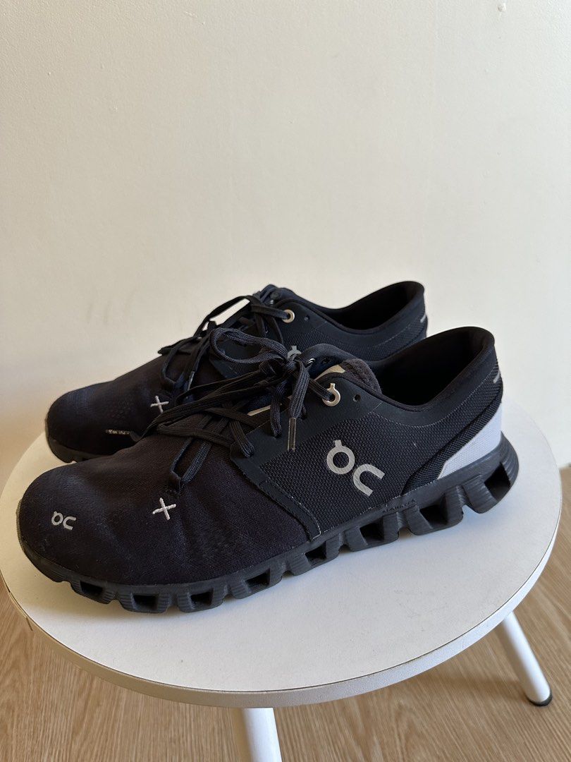 On Cloud (Category: Sneakers) located in Daet. Submitted by kevsquintela (Listing ID 1437283738, Image 1). Description: US 9.5 UK 9 EU 43 JP 27.5.