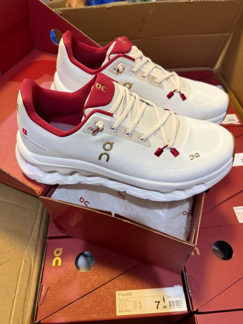 Oncloud Tilt Sneakers (Category: Sneakers) located in Manila. Submitted by aiman_sole5 (Listing ID 1437218980, Image 3). Description: ₱1,650 Available size: 36, 37, 38, 39, 40 With box only! 📍Imus, Cavite - Lalamove - JNT (₱85 sf around metro manila).
