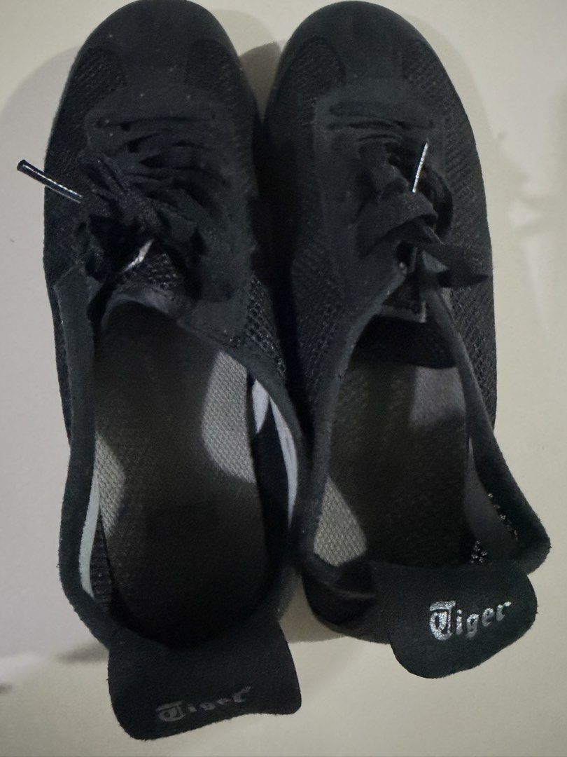 Onitsuka tiger pre loved (Category: Sneakers) located in Calamba. Submitted by dheyashron76221 (Listing ID 1437332829, Image 1). Description: .