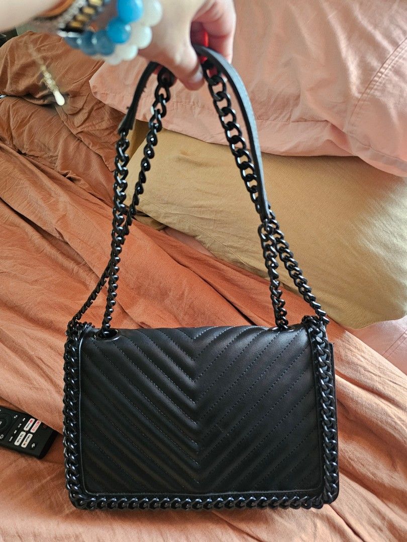 Original Aldo Chevron Bag on Chain WOC (Category: Luxury Bags & Wallets) located in Quezon City. Submitted by sherockxx (Listing ID 1437230010, Image 1). Description: Bought in the USA. Super nice in actual. On hand and ready to ship plus fees. Like Chanel.