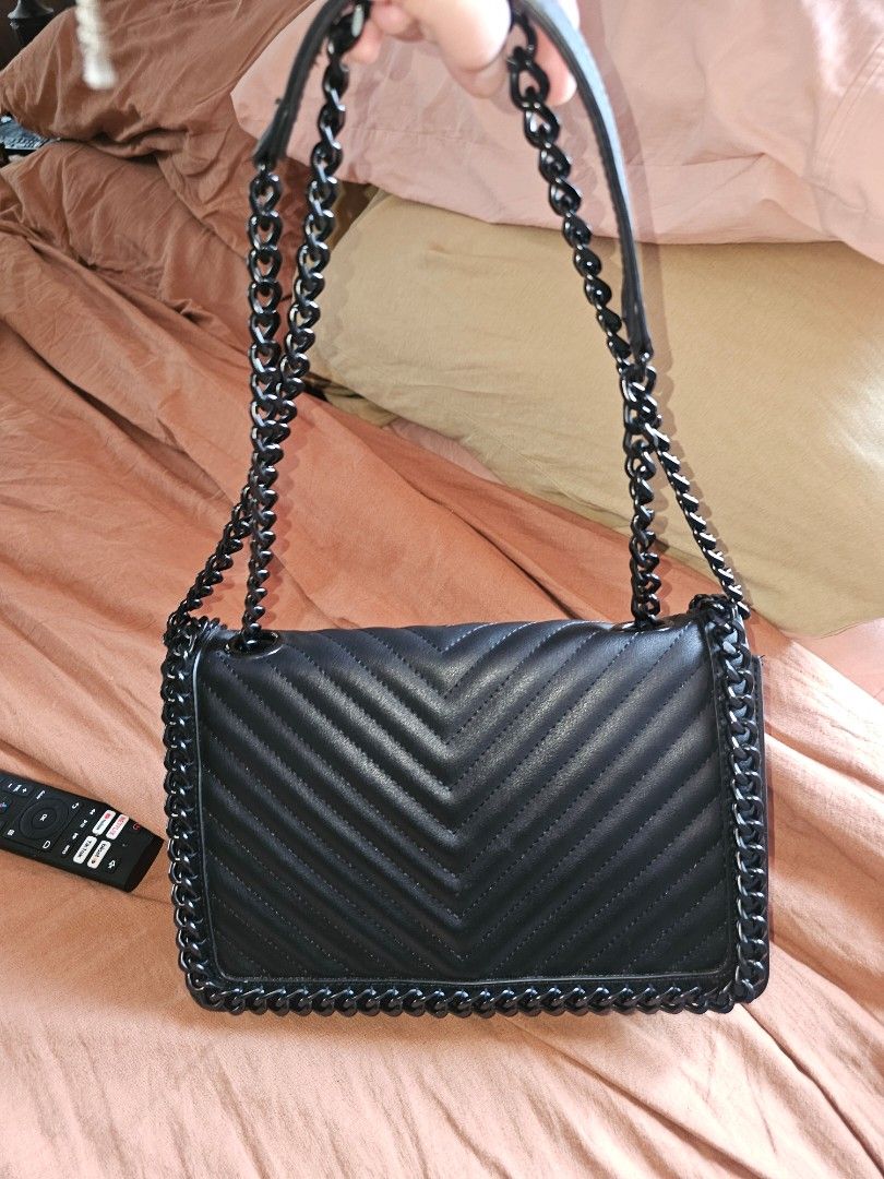Original Aldo Chevron Bag on Chain WOC (Category: Luxury Bags & Wallets) located in Quezon City. Submitted by sherockxx (Listing ID 1437230010, Image 2). Description: Bought in the USA. Super nice in actual. On hand and ready to ship plus fees. Like Chanel.