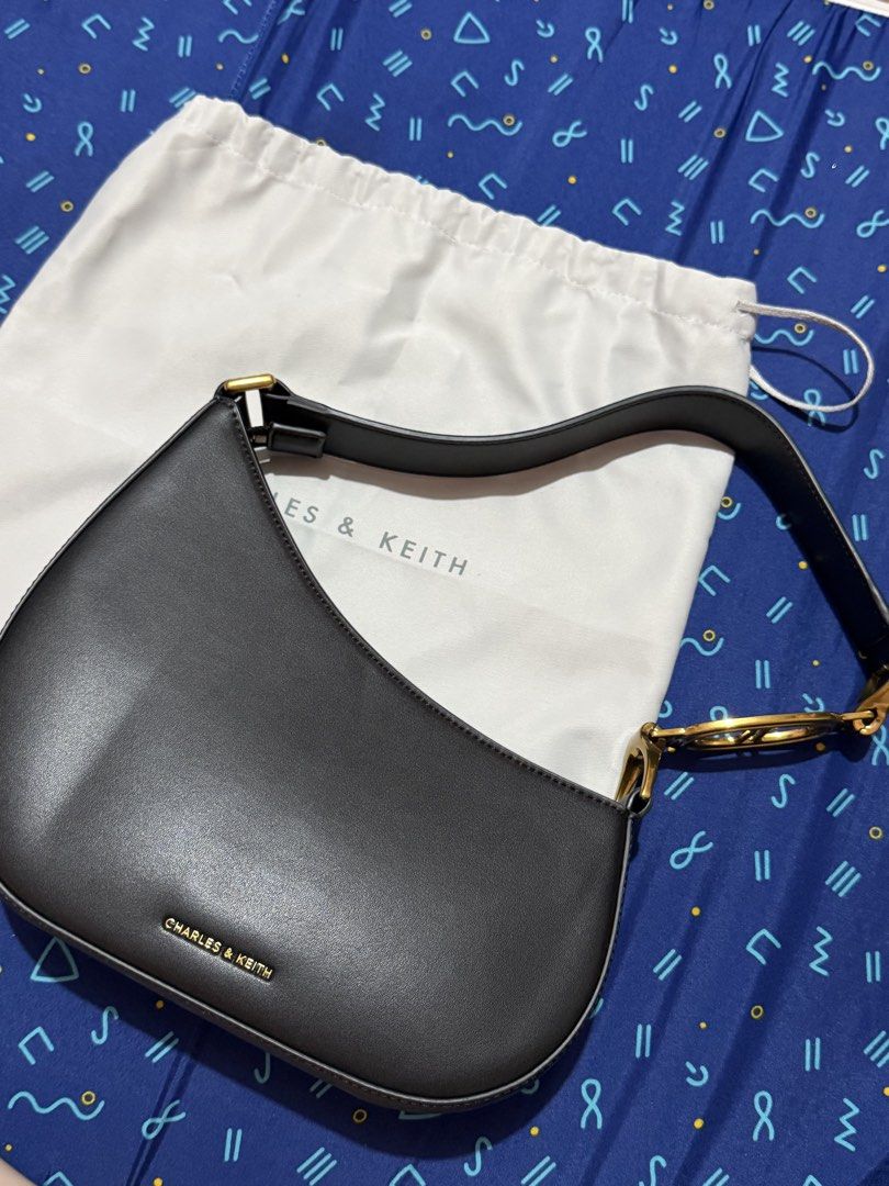 Original Charles & Keith black kilikili bag (Category: Luxury Bags & Wallets) located in Quezon City. Submitted by rjl.apparel (Listing ID 1437254921, Image 3). Description: -Used twice only. -Good as new -💯 original -bought in Singapore Charles & Keith store.