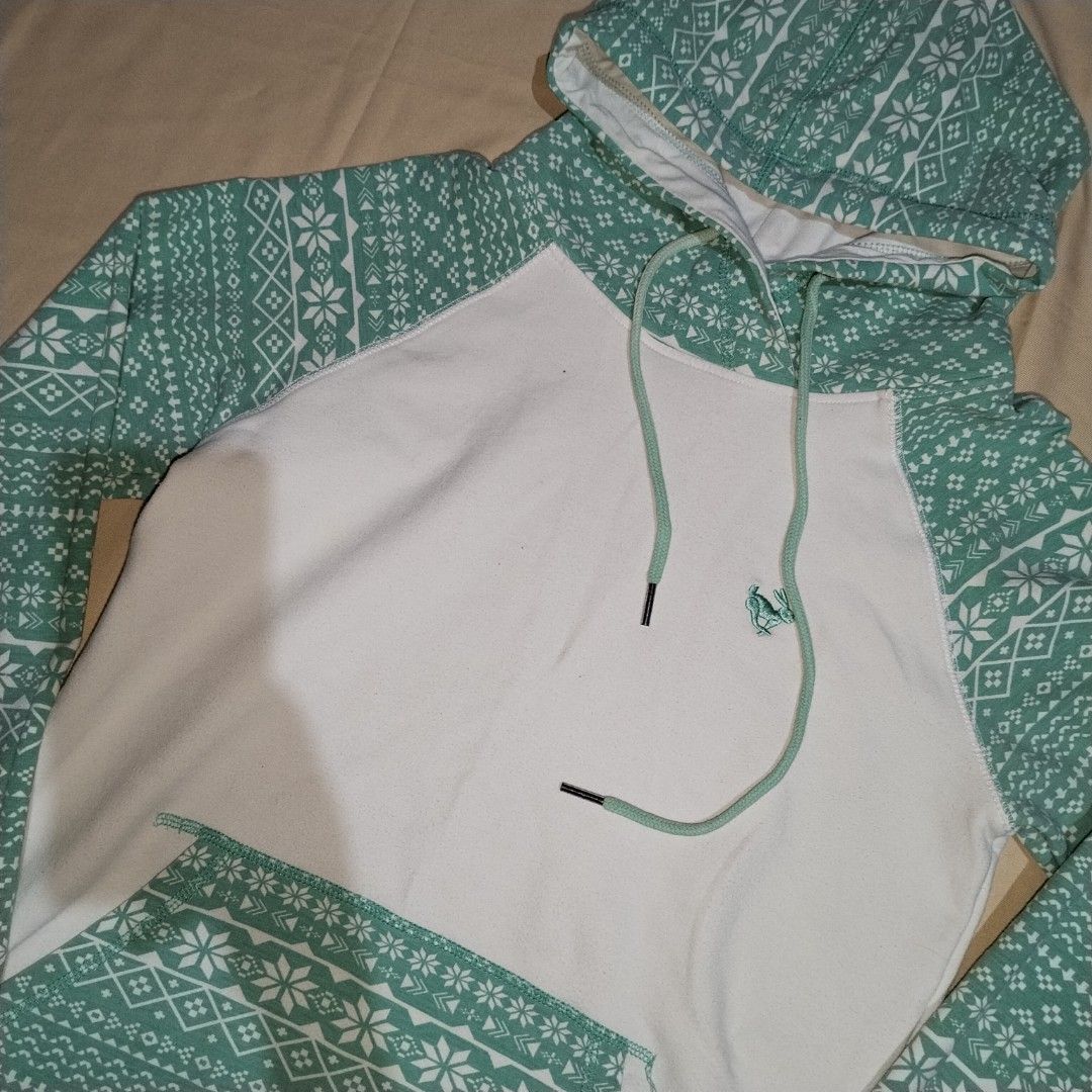 Patterned Hoodie (Category: Coats, Jackets and Outerwear) located in Daraga. Submitted by timeless_thread (Listing ID 1437372437, Image 2). Description: Preloved.
