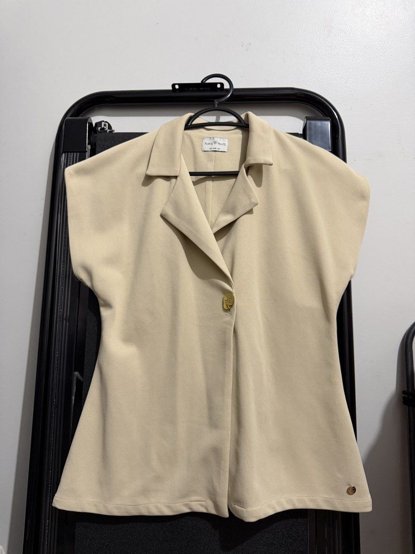 Plains & Prints Exter Short Sleeve Top (S) (Category: Blouses) located in Manila. Submitted by lemoncart.ph (Listing ID 1437354023, Image 2). Description: - rfs: decluttering - used once - bought for 1500 .