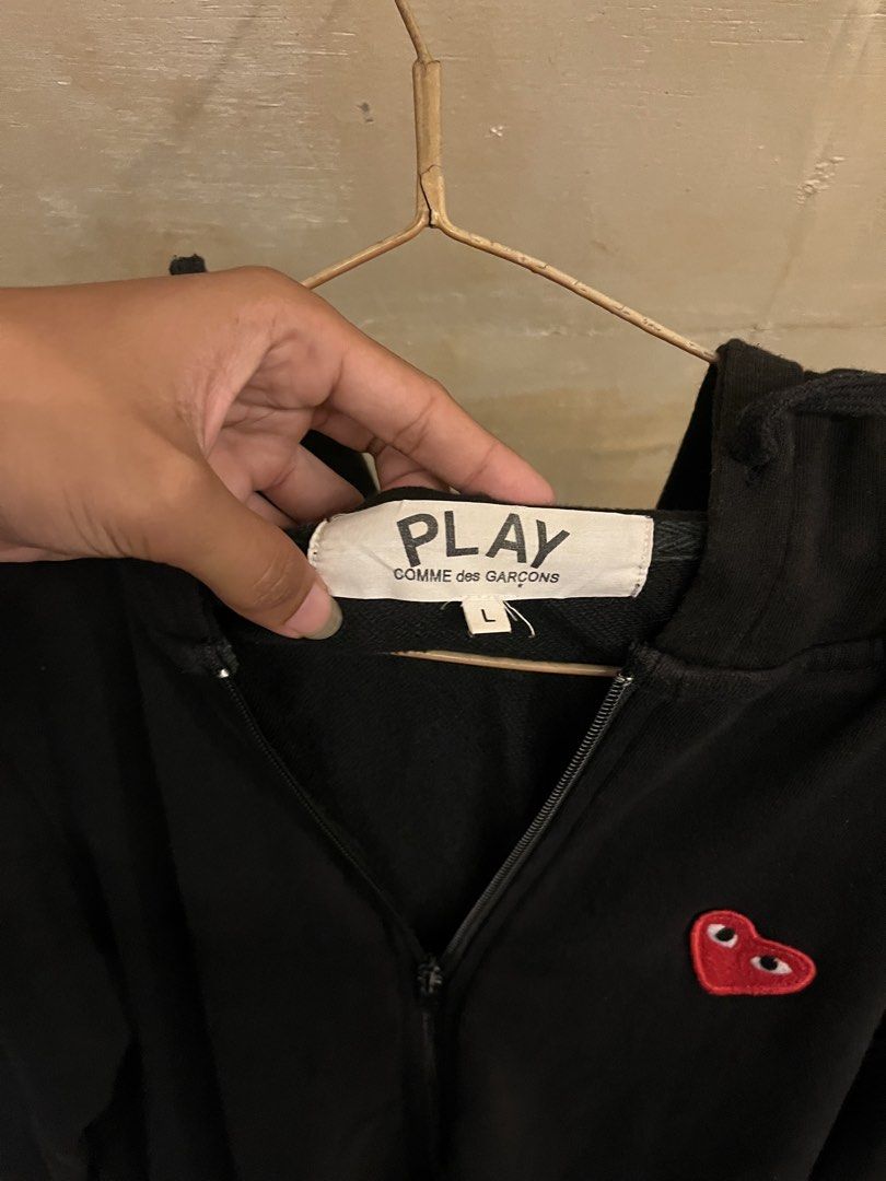 Play cdg heart black zip up (Category: Coats, Jackets and Outerwear) located in Manila. Submitted by silvertree-31cc (Listing ID 1437330376, Image 3). Description: .
