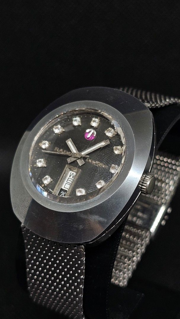 Rado Diastar Watch (Category: Luxury Watches) located in Talavera. Submitted by r3lojito (Listing ID 1437294967, Image 1). Description: - Vintage Rado Diastar watch - Black dial with diamond hour markers - Day-date display - Silver-tone case - Mesh bracelet - Rado logo on caseback - In good working condition.