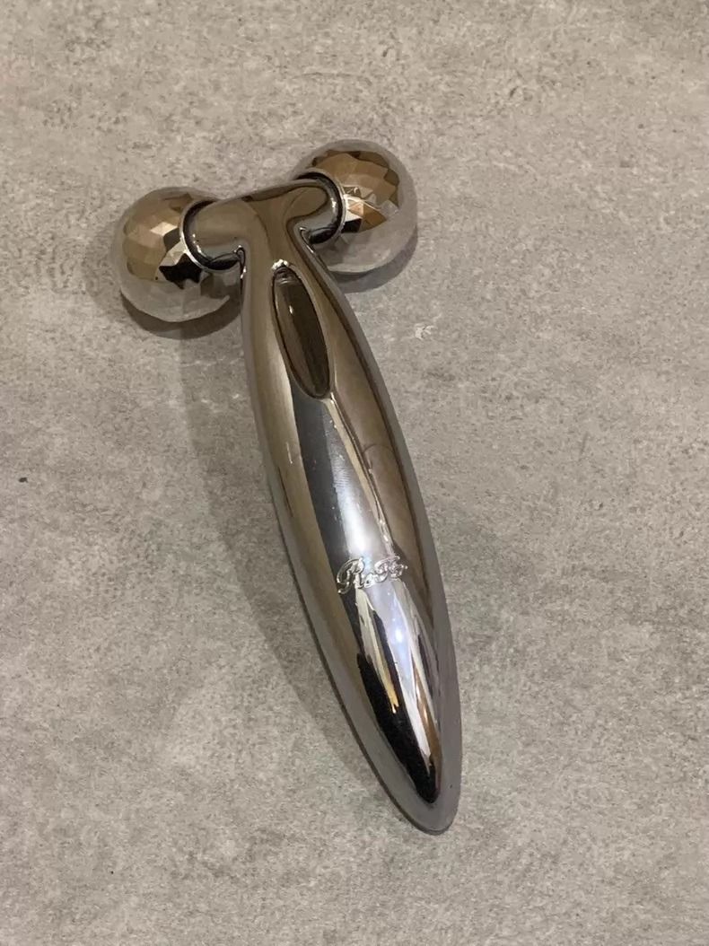 ReFa CARAT FACE Double Roller Facial Massager (Category: Face Care) located in Makati City. Submitted by swiftwind_fd3653 (Listing ID 1437284856, Image 2). Description: - Features two textured, faceted spheres. - Ergonomic, smooth handle. - Made of a shiny, metallic material. - Comes with a black velvet pouch for storage..