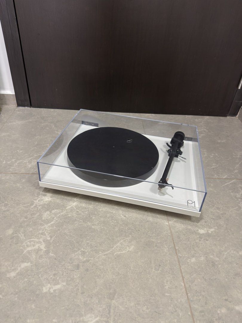 Rega Planar 1 Plus Turntable451042685444444160