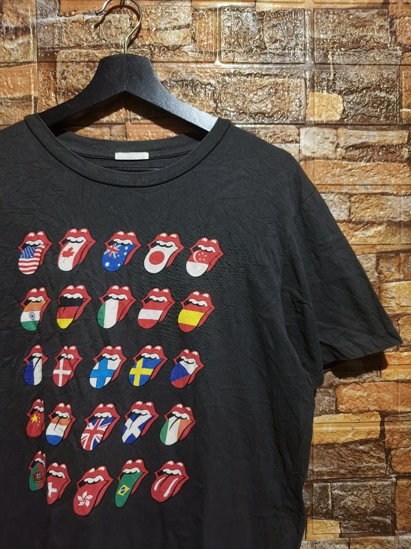 Rolling Stones Tongue Flags Graphic Tee - Size L (Category: Tshirts & Polo Shirts ) located in Davao. Submitted by vndrgd (Listing ID 1437318141, Image 2). Description: Black Rolling Stones graphic tee features the iconic tongue logo with flags from various countries. It is a size L with a width of 21 inches and a length of 27.5 inches. The shirt has a crew neck and short sleeves. The graphic design is vibrant and well-preserved..