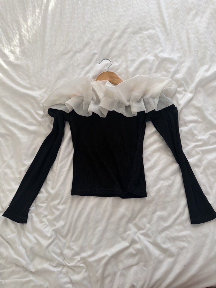 Ruffle black off shoulder longsleeve top (Category: Longsleeves) located in Paranaque City. Submitted by l0___ (Listing ID 1437309447, Image 1). Description: Super shala!!! Rfs: Its been w me for almost a year already and di ko alam san ko sya susuotin. I looove this and di ko ma-let go kaya tumagal sakin .