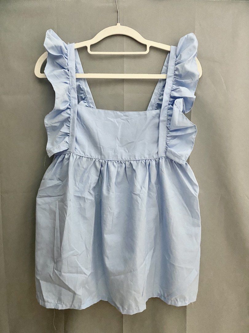 Ruffle Top (Category: Sleeveless) located in Manila. Submitted by mxnkye (Listing ID 1437324738, Image 1). Description: Ruffle top Medium to Large frame Need lang po plantsahin. .