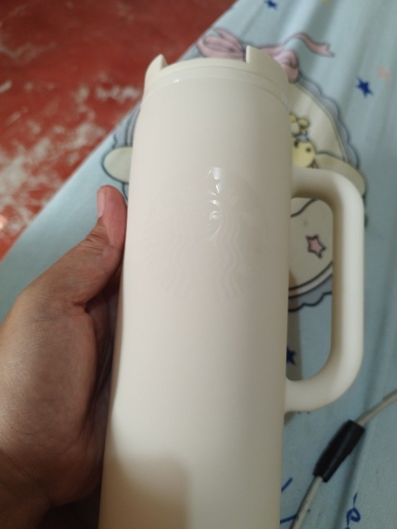 Starbucks big bottle with handle (Category: Water Bottles & Tumblers) located in Quezon City. Submitted by aijnos06 (Listing ID 1437339327, Image 2). Description: Starbucks water bottle with handle big size 20 oz. 591 ml pls see photo for.details no box since pada la po to for.meet up or pick up.prefer ko loc ko nova qc mlpt ako sa sm nova no return policy needcash for declutter thanks .