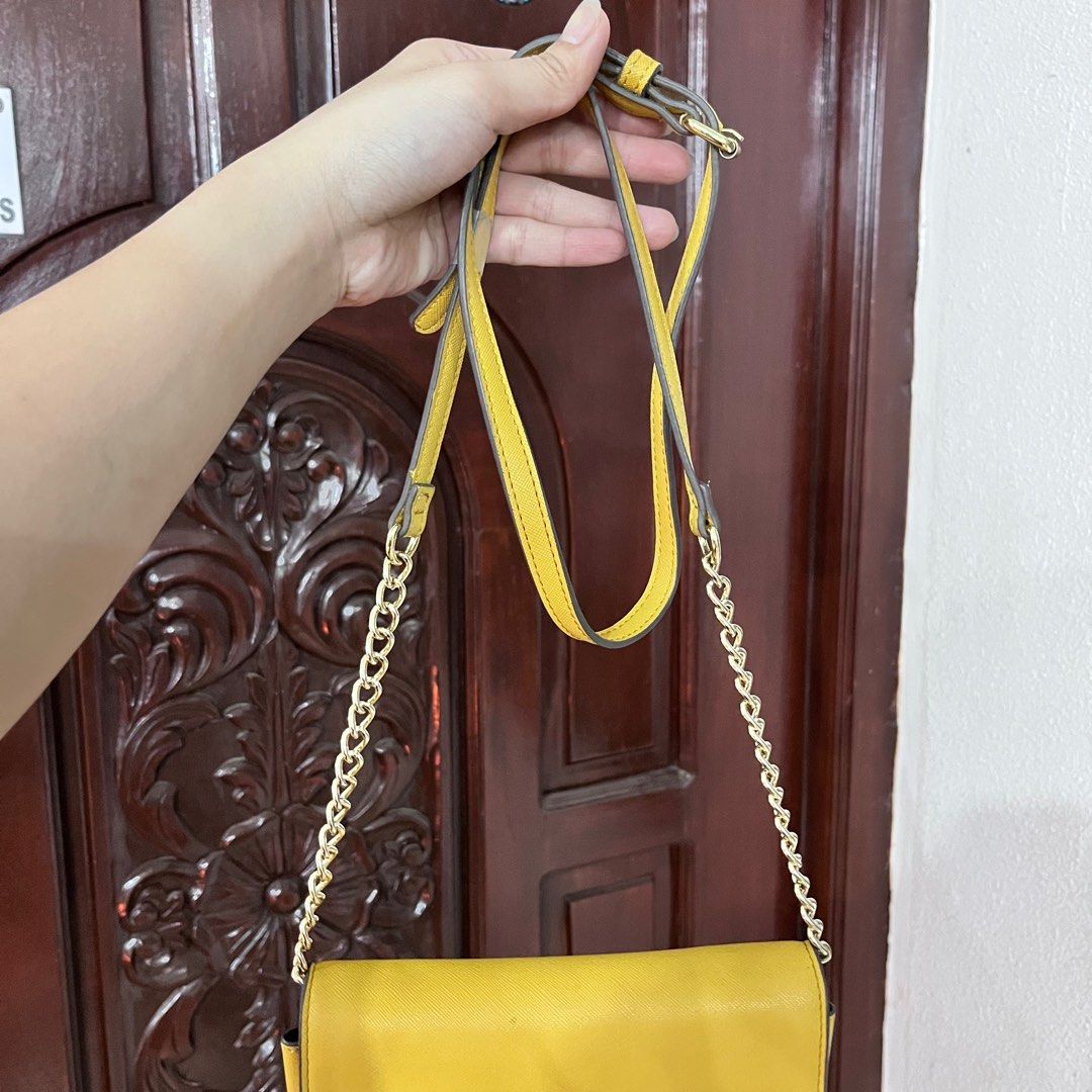 Steve Madden Yellow Crossbody bag (Category: Cross-body Bags) located in Del Monte. Submitted by bellamente (Listing ID 1437336618, Image 2). Description: Steve Madden yellow crossbody bag As is.