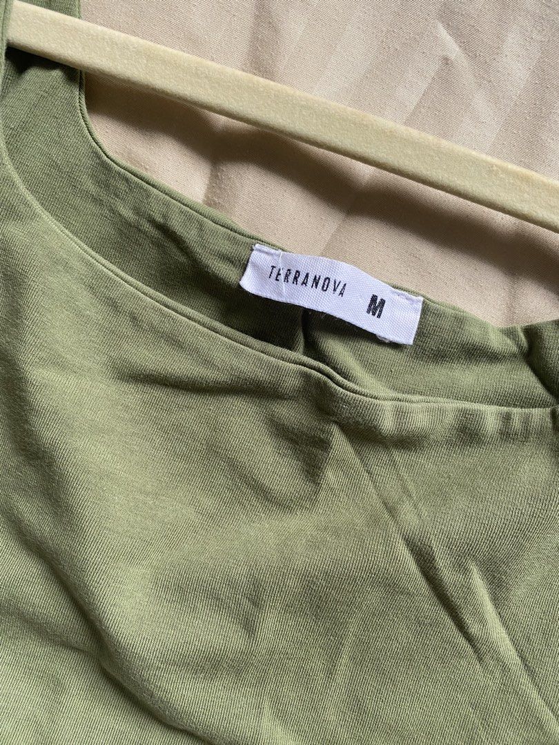 Terranova Olive Green Crop Top - Size M (Category: Others Tops) located in Manila. Submitted by likelykei (Listing ID 1437318573, Image 2). Description: - Terranova olive green crop top - Square neckline - Size: Medium - Solid color - Smooth fabric - Versatile for layering or casual outfits.