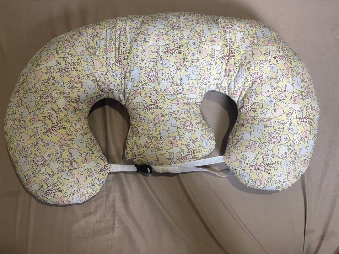 Twin Nursing pillow (Category: Cots & Cribs) located in Quezon City. Submitted by t1n4y (Listing ID 1437302498, Image 1). Description: >w/ adjustable straps >back support >can use for tandem breastfeeding.